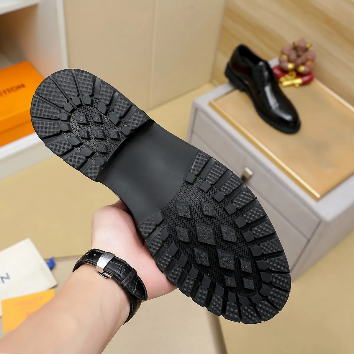 Men's shoes 💰660 💰 Louis Vuitton LV ® Autumn and Winter 🆕 models 🔛Full shoe counter First layer cowhide, 🐂Leather lined casual shoes for men, super soft outsole, essential for driving. Counter synchronization Original first layer cowhide Completely 1:1 mold customization 🌹Top version, 2 colors available! Number: 38-45 (37.46. Customized)